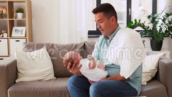中年父亲带着哭泣的孩子在家视频的预览图