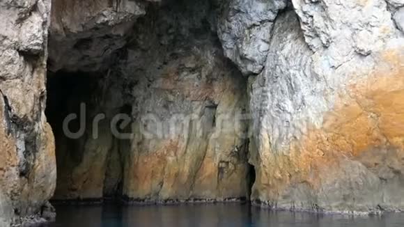 在科孚岛天堂海滩区石窟内的景观洞穴希腊视频的预览图