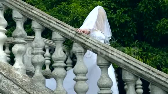 新娘的鬼魂在旧城堡的废墟中徘徊僵尸的新娘4k慢镜头拍摄视频的预览图