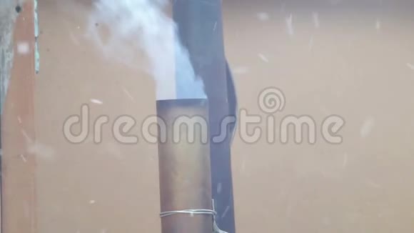 俄的萨莫瓦人准备茶从烟斗中抽出来视频的预览图