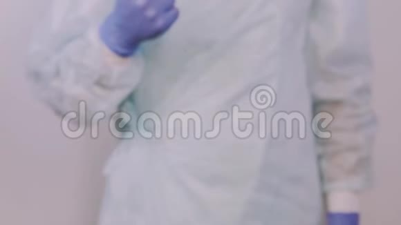 戴着医用手套的男医生的手从罐子里取出药丸这是病人必须服用的视频的预览图