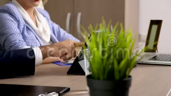 商人触摸数字平板电脑屏幕视频的预览图