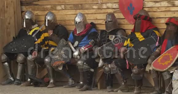 一群战斗准备充分的骑士等待战斗视频的预览图
