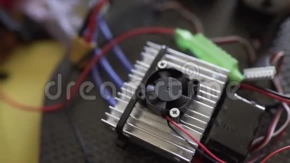 龙板碳零件与电子装配碳板极限技术视频的预览图