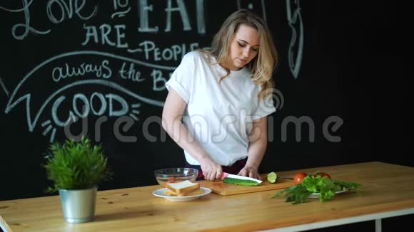 年轻女人在厨房做饭健康食品蔬菜沙拉饮食减肥理念健康的生活方式烹饪视频的预览图