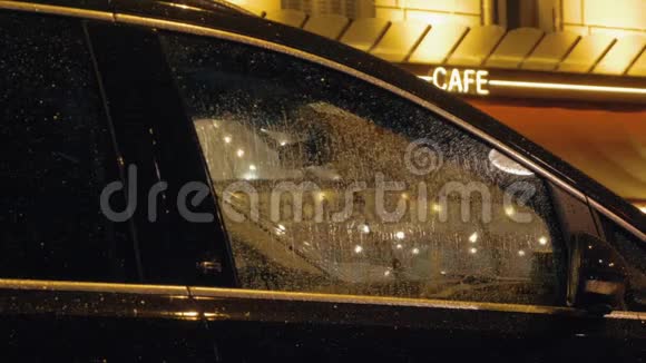 停在雨下的汽车挡风玻璃雨刷在工作视频的预览图