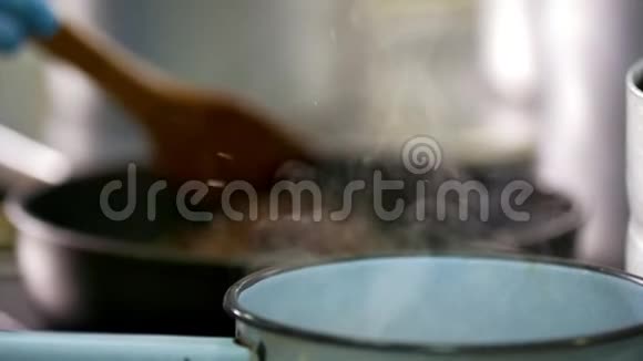 厨师在蒸汽锅炉前混合食物视频的预览图