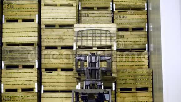 一台特殊的机器装载机叉车把上面有苹果的大木箱放在一个特殊的仓库里视频的预览图