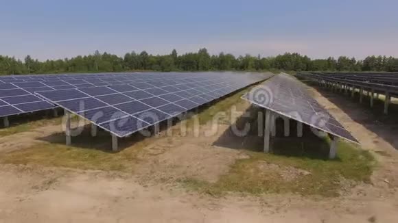 美丽太阳能电池板农场生态保护视频的预览图