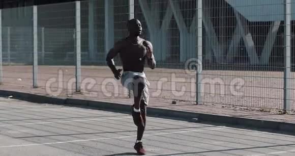 非裔美国人运动员男子在外面当场热身跑步运动锻炼健身健康生活方式视频的预览图