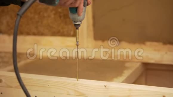男用螺丝刀转动木盘视频的预览图