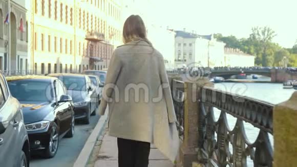 年轻时尚的时髦女人在桥上走在街上脱下外套视频的预览图