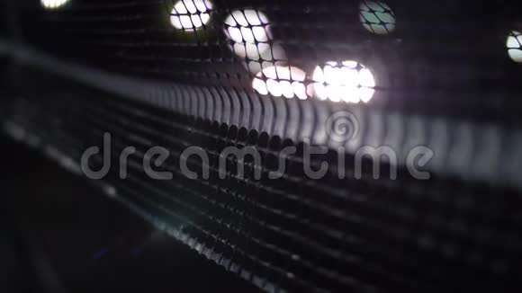 汽车在夜间行驶通过网络观看视频的预览图