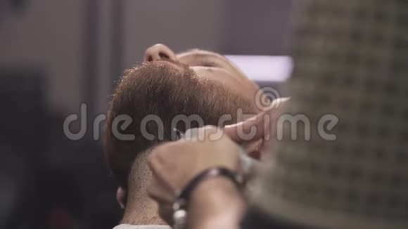 用电动剃须刀刮胡子关闭男理发师修剪胡须视频的预览图