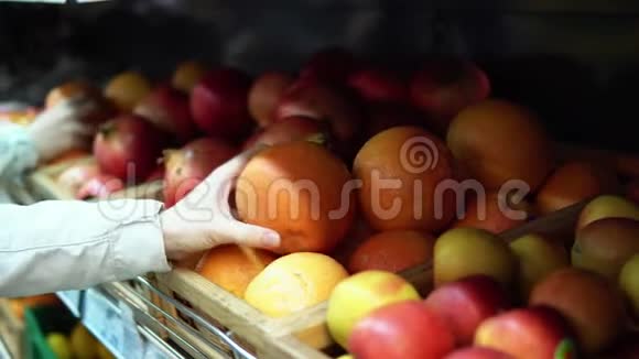 有人在超市里选葡萄柚视频的预览图
