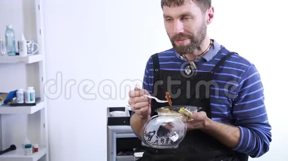 男造型师在工作场所吃午饭帅哥带饭盒视频的预览图