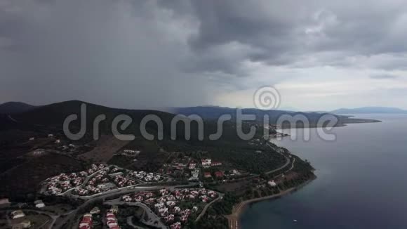 阴天有房子的海景和海岸希腊特里科佛海滩视频的预览图