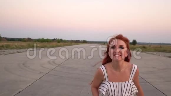 一个红发女人带着可怕的表情跑到镜头前视频的预览图