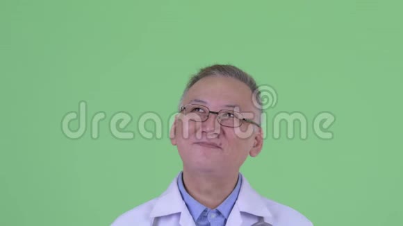 面对快乐成熟的日本男博士思考视频的预览图