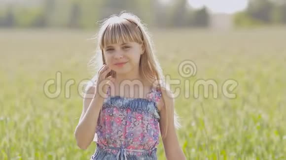 一个年轻的小女孩美丽地打开了一个温暖阳光的下午手里拿着冰淇淋背景是一个视频的预览图