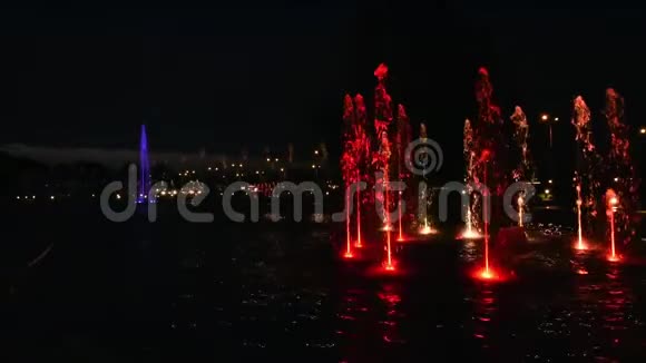 多媒体喷泉公园夜间喷泉表演视频的预览图