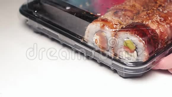 新鲜的日本寿司在盒子里拿走了视频的预览图