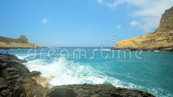 波在Xlendi岩石海岸戈佐岛马耳他视频的预览图
