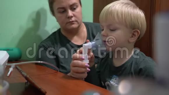 三岁的孩子戴着氧气面罩呼吸吸入呼吸道面罩吸入器视频的预览图