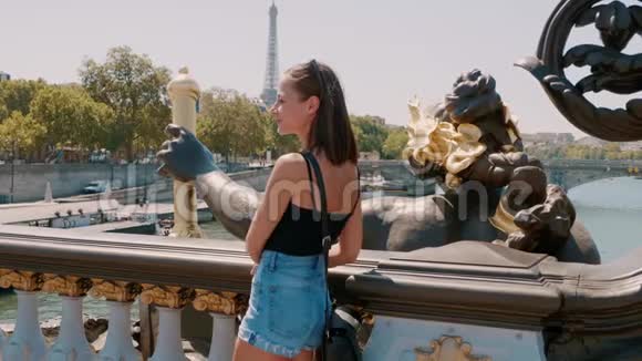 法国年轻女子在巴黎塞纳河享受阳光明媚的一天视频的预览图