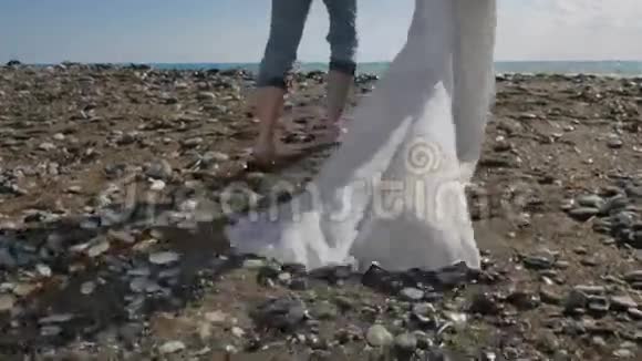 海滩上新婚夫妇的脚像视频的预览图