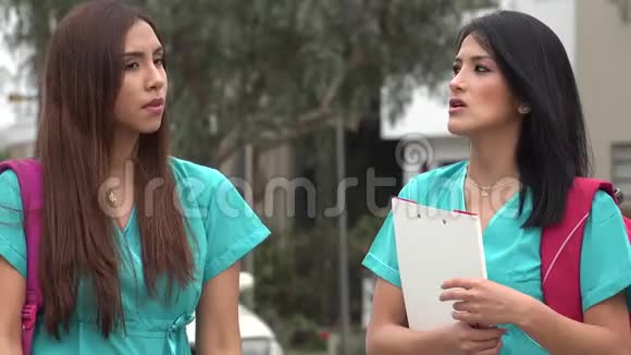 女学生护士谈话视频的预览图