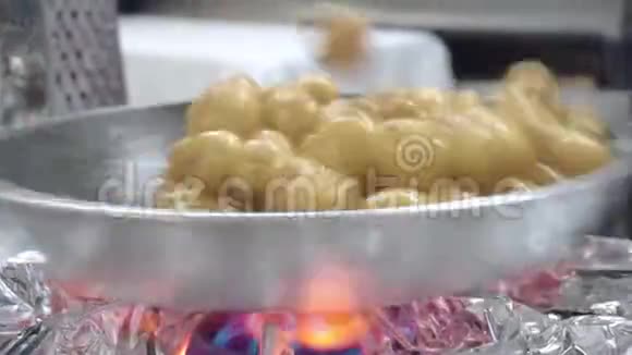 小土豆在餐厅的银锅上炸视频的预览图