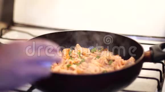 米饭和蔬菜和鲑鱼视频的预览图