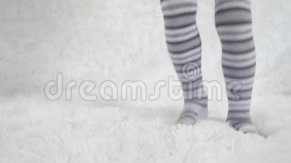 一个小孩在白色沙发上缓慢地跳跃视频的预览图