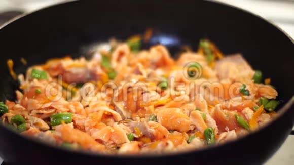 米饭和蔬菜和鲑鱼视频的预览图