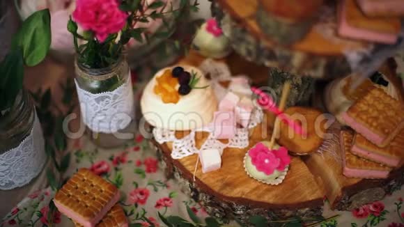 米林盖甜点蛋糕木头上有新鲜浆果视频的预览图