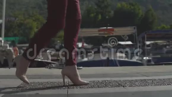 美丽的商务女性的双腿在美丽的自然背景下走上码头视频的预览图