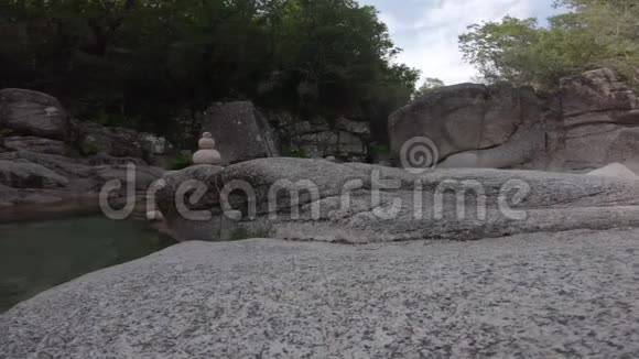 宁静的江湖中的禅石视频的预览图