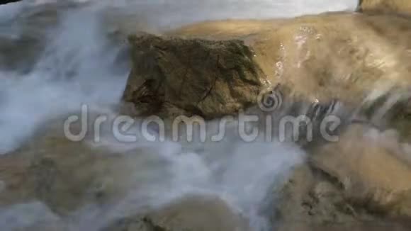 山涧小瀑布随声音落在岩石上视频的预览图