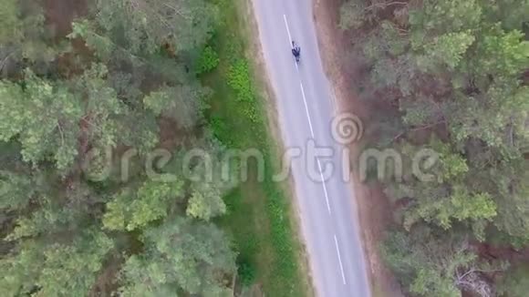 从上面看骑摩托车的人视频的预览图