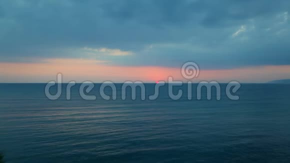 太阳越过地平线溶入大海视频的预览图