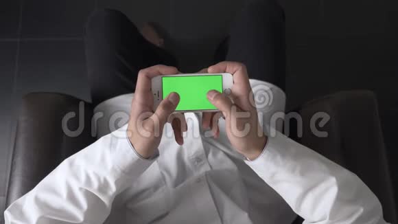 非洲男性手使用白色智能手机打字发短信玩游戏最高镜头60fps视频的预览图