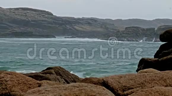 波浪进入克鲁伊岛一个小的有人居住的岛屿在罗斯斯地区的多尼格尔爱尔兰视频的预览图