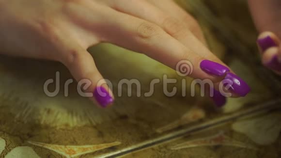 女孩把戒指戴在手指上视频的预览图