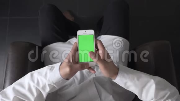 男性非洲手使用白色智能手机滑动捏缩放最高拍摄速度60帧秒视频的预览图