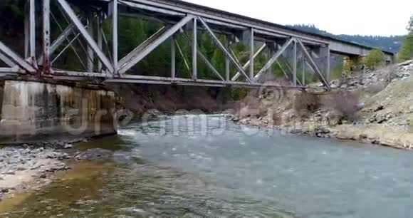 野爱达荷河有火车桥设计视频的预览图
