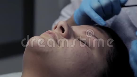 美容师对客户进行眉毛矫正视频的预览图