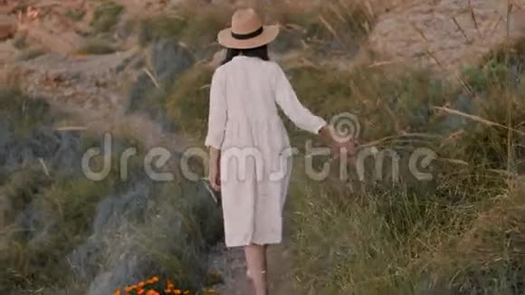 穿白衣服的女人走在小径上视频的预览图
