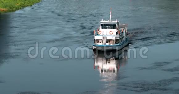 维捷布斯克白俄罗斯夏日阳光明媚的Dvina河漂流游船视频的预览图