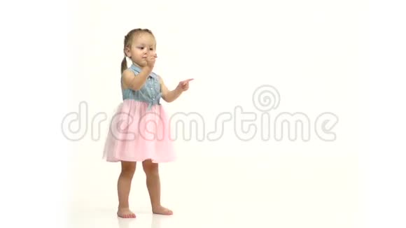 小女孩在玩自己白色背景慢动作视频的预览图